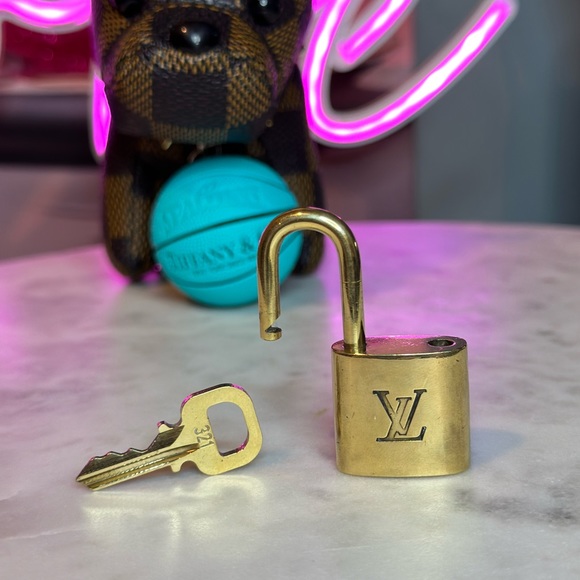 Louis Vuitton Lock & Key 321 - Picture 3 of 6
